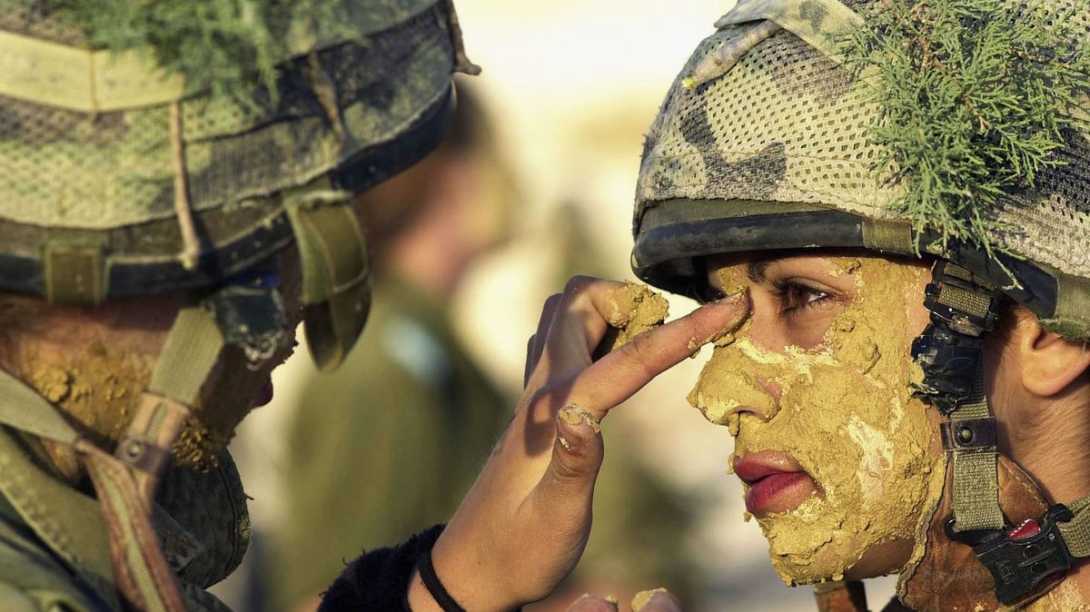 Lugas
BEERSHEVA, ISRAEL - MAY 23: In this photo distributed by the Israeli Defense Forces (IDF) May 23, 2005, a woman soldier is coated in mud as her infantry instructors' course learns about camouflage during the field craft week of their training May 19, 2005 at an army base near Beersheva in Israel's southern desert. It takes the IDF more than 2 months to teach these 18-year-old female recruits the basic arts of warfare before they assigned to pass on their newly-acquired skills to the army's male and female draftees. (Photo by Abir Sultan/IDF via Getty Images)