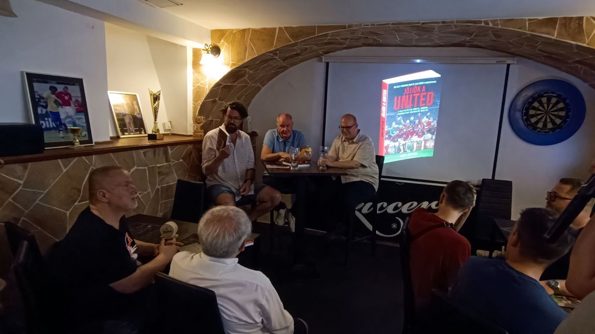 A Trollfoci Sport Pub-ban tartották a Manchester Unitedről szóló könyv bemutatóját Kemény Dénes társaságában