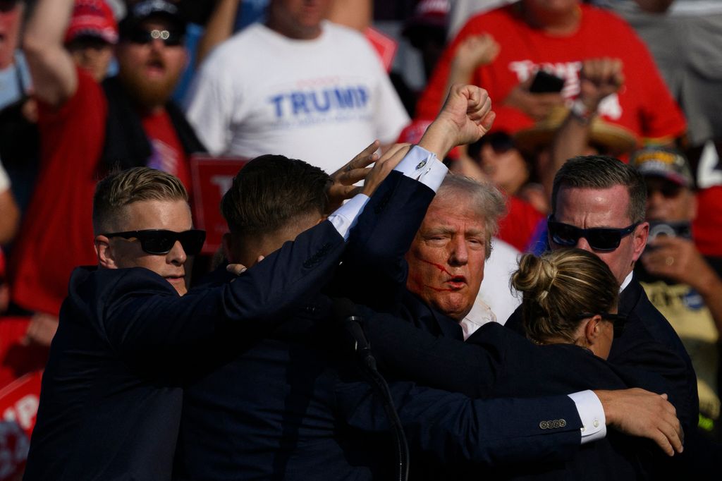 „Harcoljatok!” – kiáltotta Trump, miután vérző füllel felállt és felemelte az öklét, mielőtt a titkosszolgálat kimenekítette volna