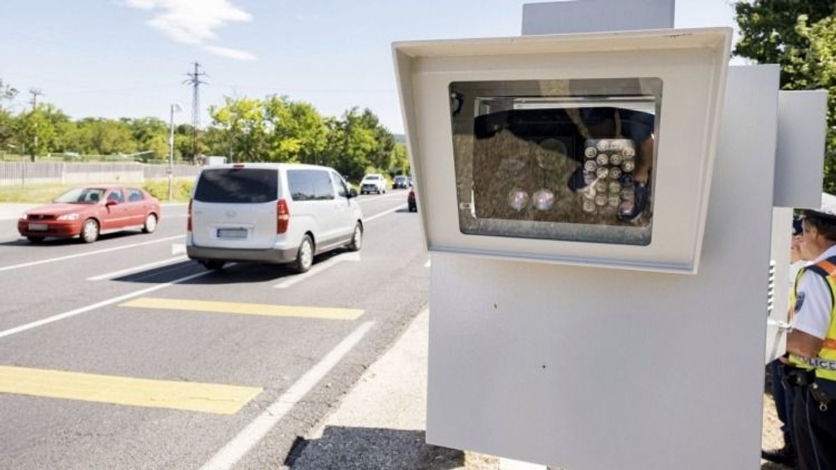 Vádat emeltek két férfi ellen, miután szétverték a Váci úti traffipaxot