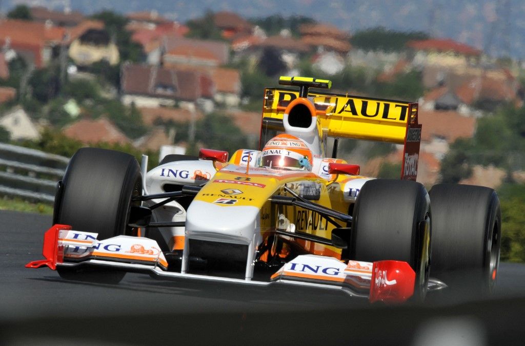 Nelson Piquet Jr., Nelsinho Piquet, F1, Renault, Forma-1, Forma–1, Renault's Brazilian driver Nelsinho Piquet drives at the Hungaroring racetrack on July 24, 2009 in Budapest, during the first free practice session of the Hungarian Formula One Grand Prix.        AFP PHOTO / ATTILA KISBENEDEK (Photo by ATTILA KISBENEDEK / AFP)