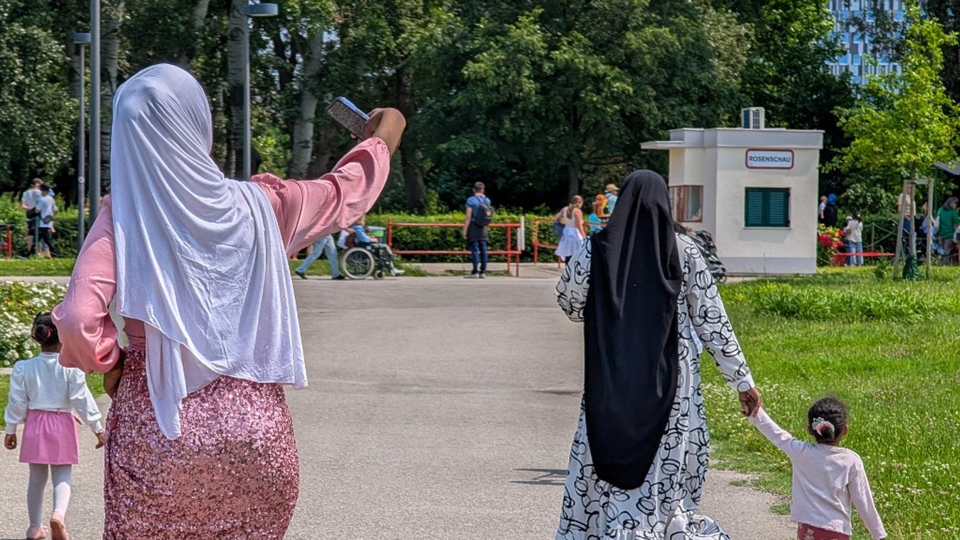 Két hidzsábot viselő nő Bécsben (Fotó: AFP)