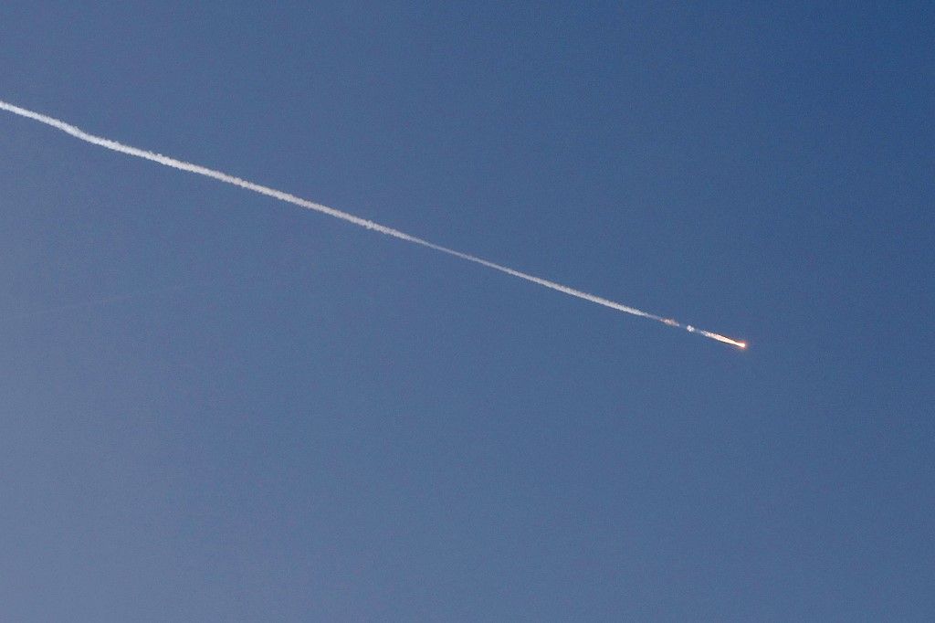 Rakétacsíkok láthatók az égen Izrael felett (Fotó: AFP)