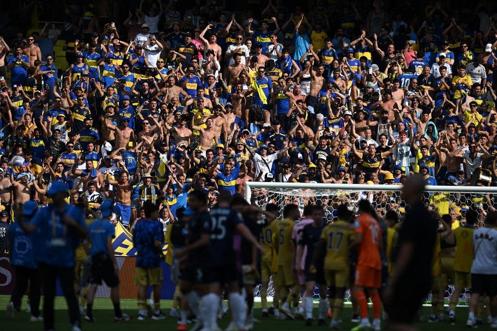 A Boca Juniors szurkolói tüntetnek az argentin csapatnak az Auckland City ellen 1-1-re végződött mérkőzése után a klubvilágbajnokságon