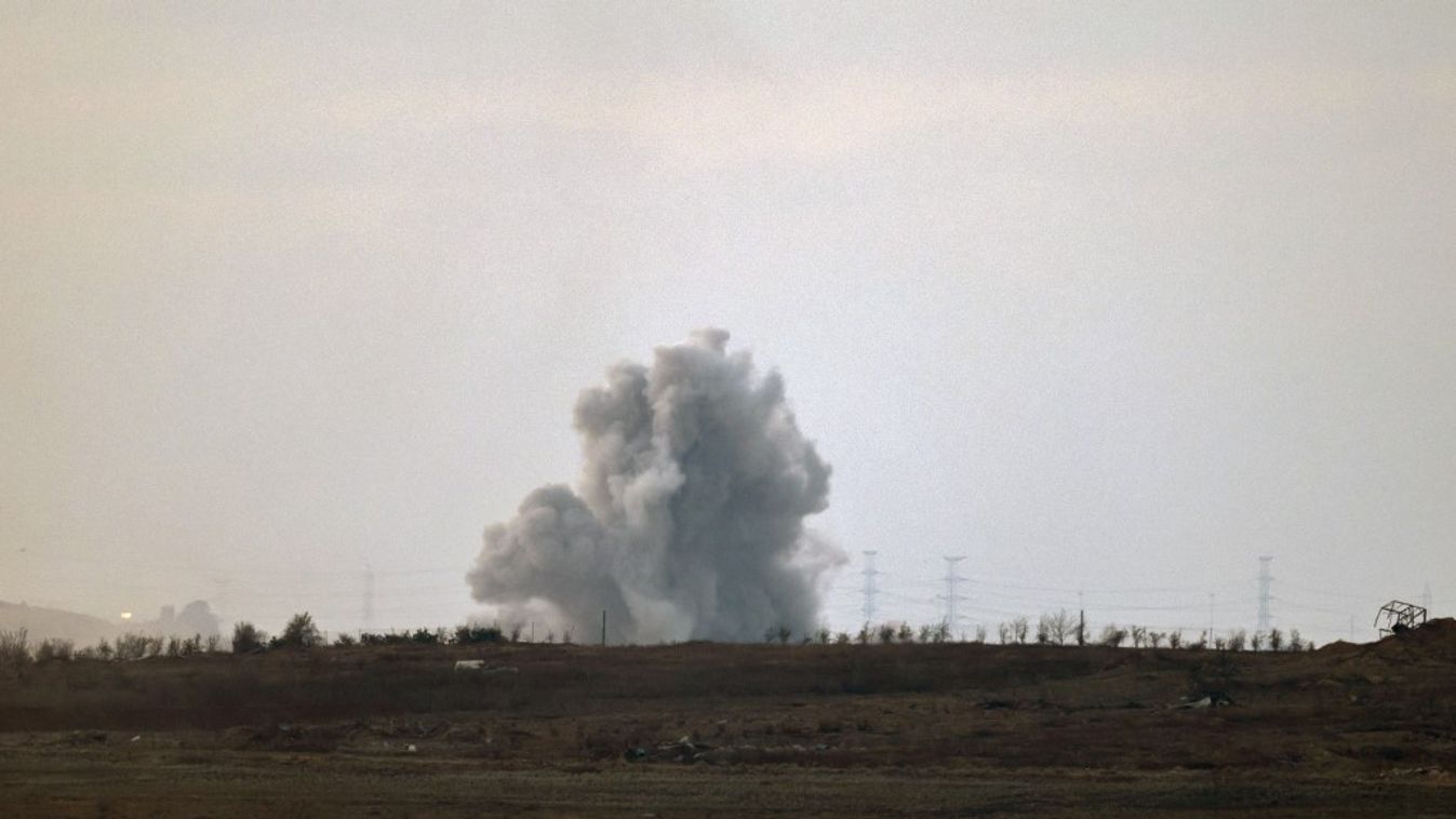 Az Izrael és a Gázai övezet határán készült képen füst gomolyog (Fotó: AFP)