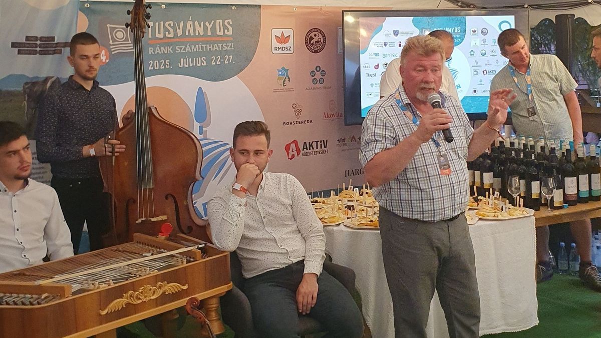 Gasztronómiai élménnyé emelték a szervezők Balla Géza tusványosi borbemutatóját