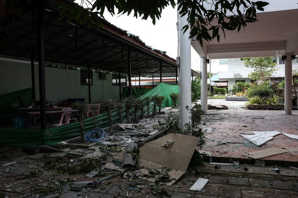 A thaiföldi Surin tartományban a kórházban történt bombázás után láthatóak a romok (Fotó: AFP)