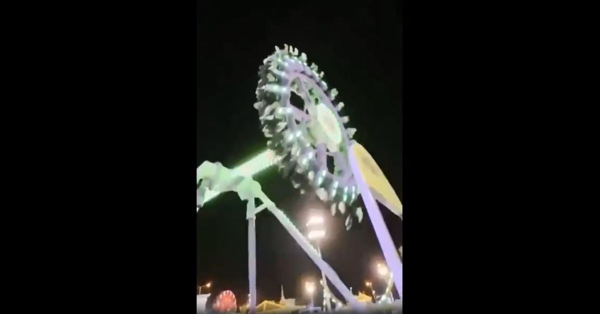 A vidámpark egyik játéka egyszerűen kettétört, a rajta ülők pedig a földre zuhantak