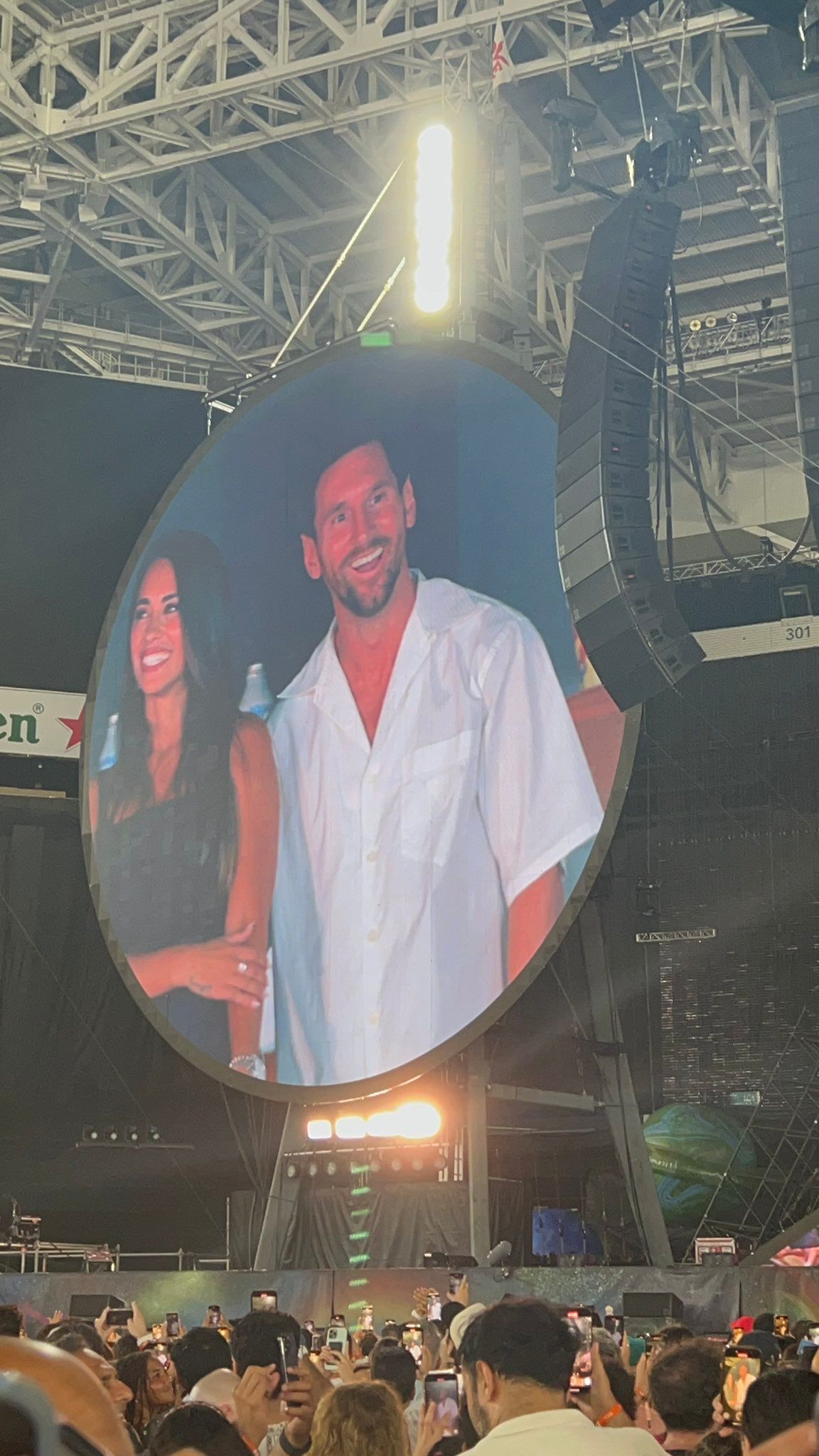 Lionel Messi a híres kamera révén észrevették a nézők, ahogy feleségével a Coldplay-koncerten van