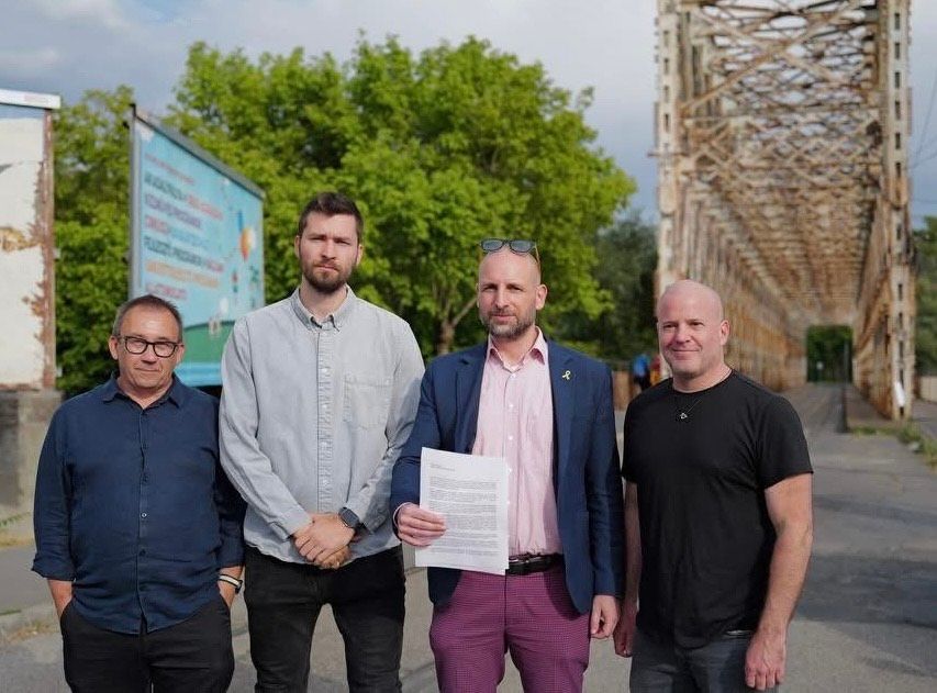 Villámtüntetés a második nyílt levél átadására, a Sziget szervezői részére. A képen látható balról jobbra Pécsi Tibor történész - felszólaló, és a villámtüntetés szervező: Kulifai Máté, Nemes Dániel és Vajda Tamás (Forrás: Vajda Tamás tulajdona)