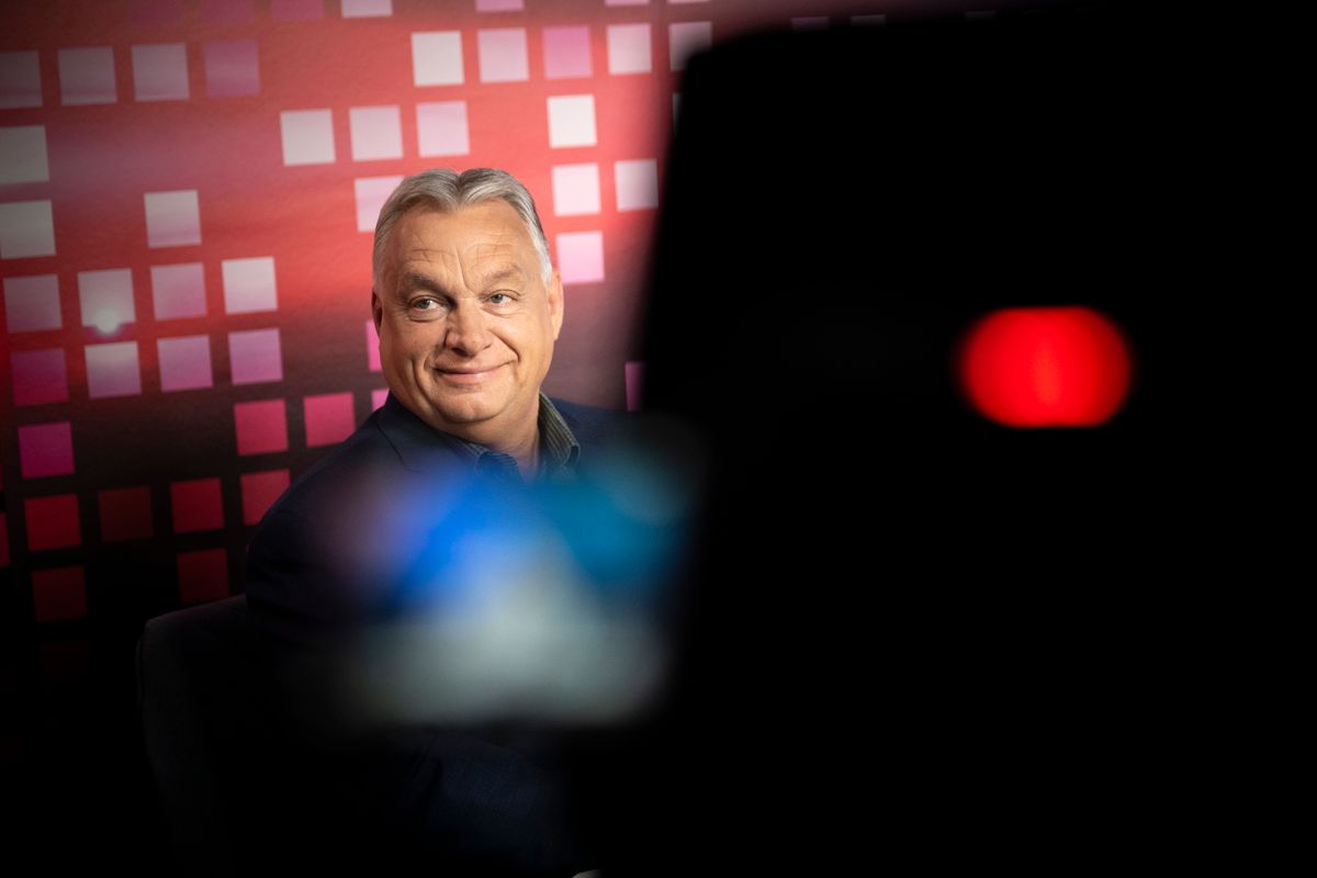 Budapest, 2025. július 28.
A Miniszterelnöki Kommunikációs Főosztály által közreadott képen Orbán Viktor miniszterelnök a Harcosok órája címmel indult online műsorban, ahol interjút adott Németh Balázs műsorvezetőnek 2025. július 28-án.
MTI/Miniszterelnöki Kommunikációs Főosztály/Benko Vivien Cher