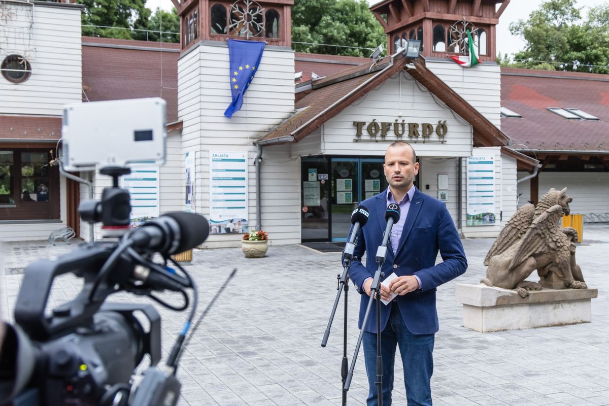 Hévíz, 2025. július 9.
Nagy Bálint, az Építési és Közlekedési Minisztérium közlekedésért felelős államtitkára, a térség fideszes országgyűlési képviselője sajtótájékoztatót tart a Hévízi Tófürdő nemrég bezárt, tavi fürdőépületének helyreállításáról a tófürdő főbejáratánál 2025. július 9-én. A kormány 381 millió forint támogatást ad az épület rövidtávú helyreállítására.
MTI/Katona Tibor