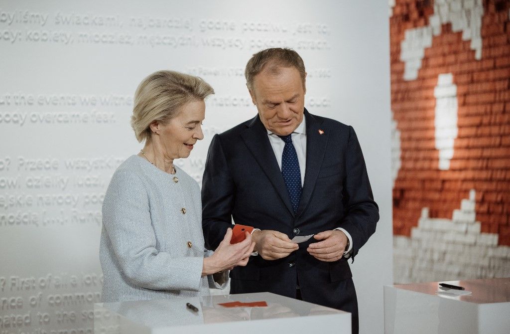 Tusk Brüsszel kottájából játszik (Fotó: AFP)