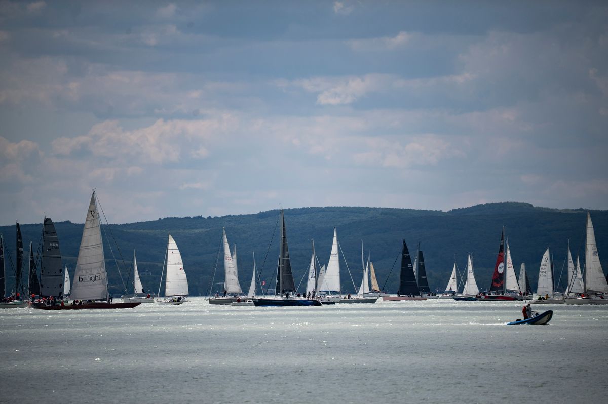 Balatonfüred, 2025. május 24.
A Balatoni Évadnyitó Kékszalag Port Nagydíjon versenyző hajók Balatonfüred közelében 2025. május 24-én. A versennyel megkezdődött a 90. balatoni vitorlásszezon.
MTI/Bodnár Boglárka