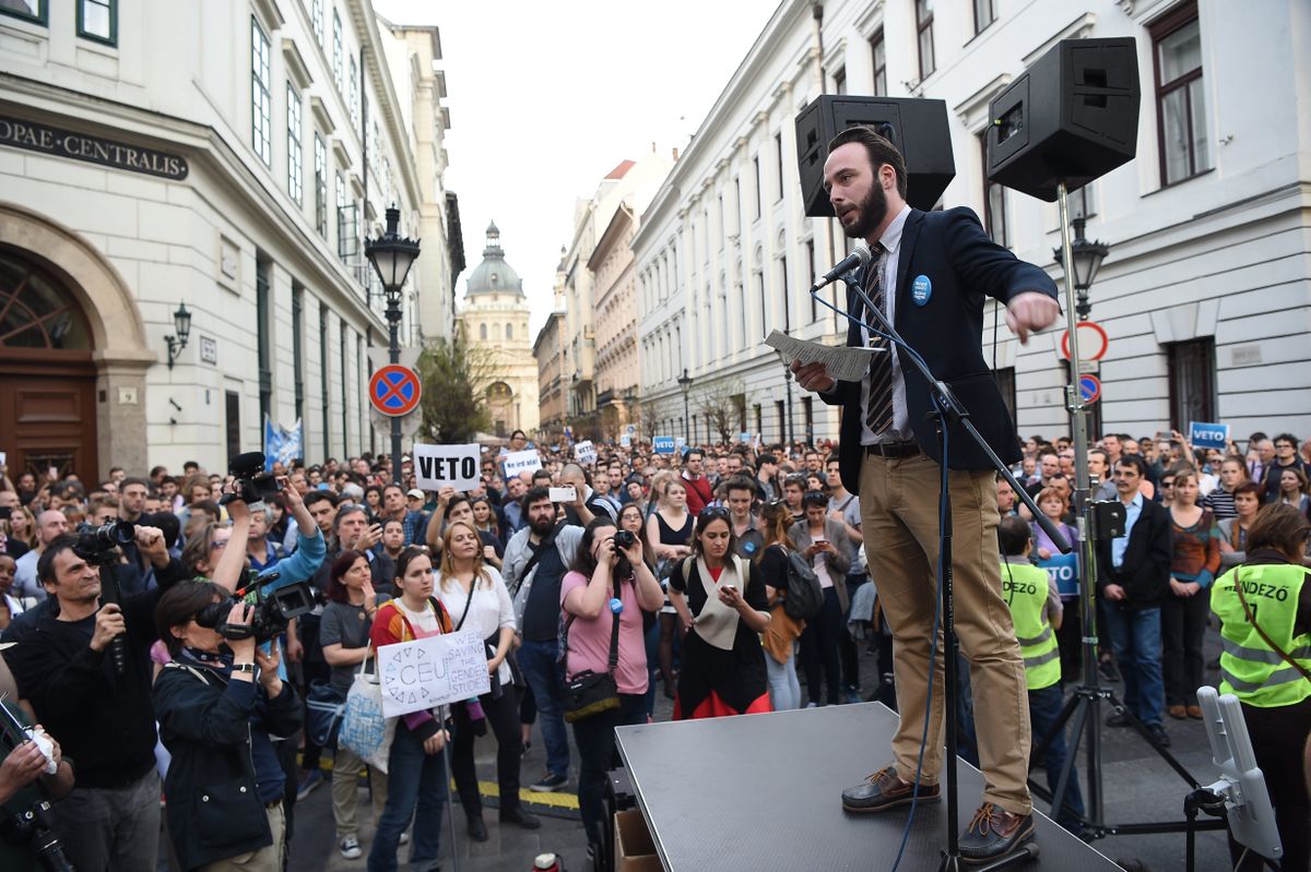 Budapest, 2017. április 4.
Berg Dániel, a Közép-európai Egyetem (CEU) hallgatója felszólal az Oktatási szabadságot csoport Élõlánc a CEU körül címmel meghirdetett demonstrációján, miután az Országgyûlés módosította a nemzeti felsõoktatásról szóló törvényt 2017. április 4-én. A módosítás értelmében a jövõben akkor mûködhet oklevelet adó külföldi felsõoktatási intézmény Magyarországon, ha mûködésének elvi támogatásáról államközi szerzõdés rendelkezik.
MTI Fotó: Balogh Zoltán