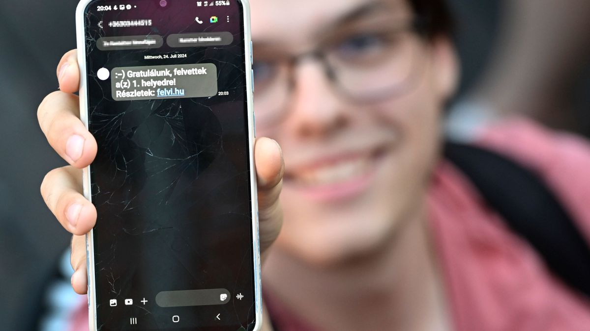 Budapest, 2024. július 24.
Egy fiatal a felvételi értesítőjét mutatja telefonján a Kulturális és Innovációs Minisztérium, az Oktatási Hivatal és a HÖOK Közhasznú Nonprofit Kft. közös szervezésében megrendezett Pont Ott Parti felvételi eredményváró rendezvényen a Budapest Parkban 2024. július 24-én. Immár második éve több mint 90 ezren jutottak be a megújult, versenyképes magyar felsőoktatásba! – közölte a Kulturális és Innovációs Minisztérium a felsőoktatási ponthatárok esti kihirdetése után.
MTI/Lakatos Péter
