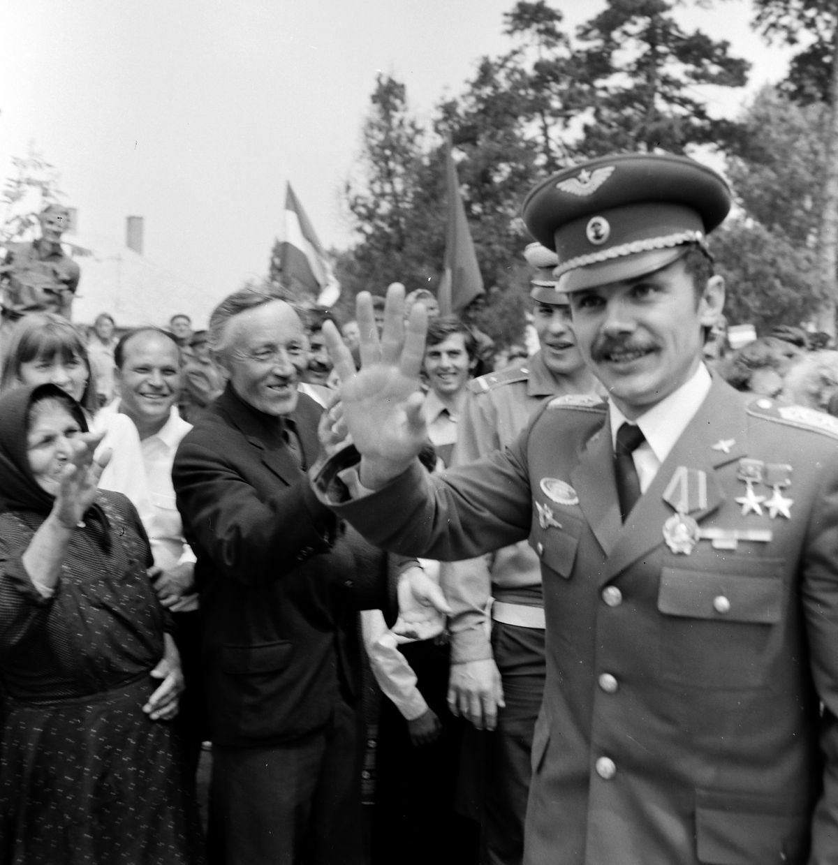 Lugas Farkas Bertalan
Gyulaháza, 1980
a felvétel Farkas Bertalan űrhajós (jobbra) látogatása alkalmával készült.