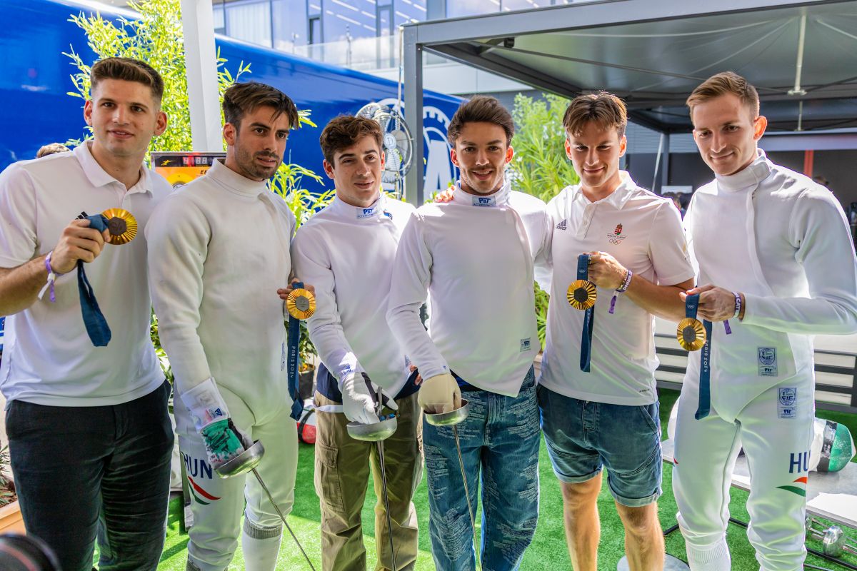 Az Alpine versenyzői a Forma–1 világáról meséltek a vívóknak, a magyar klasszisok a Párizsban szerzett olimpiai bajnoki címükről meséltek nekik