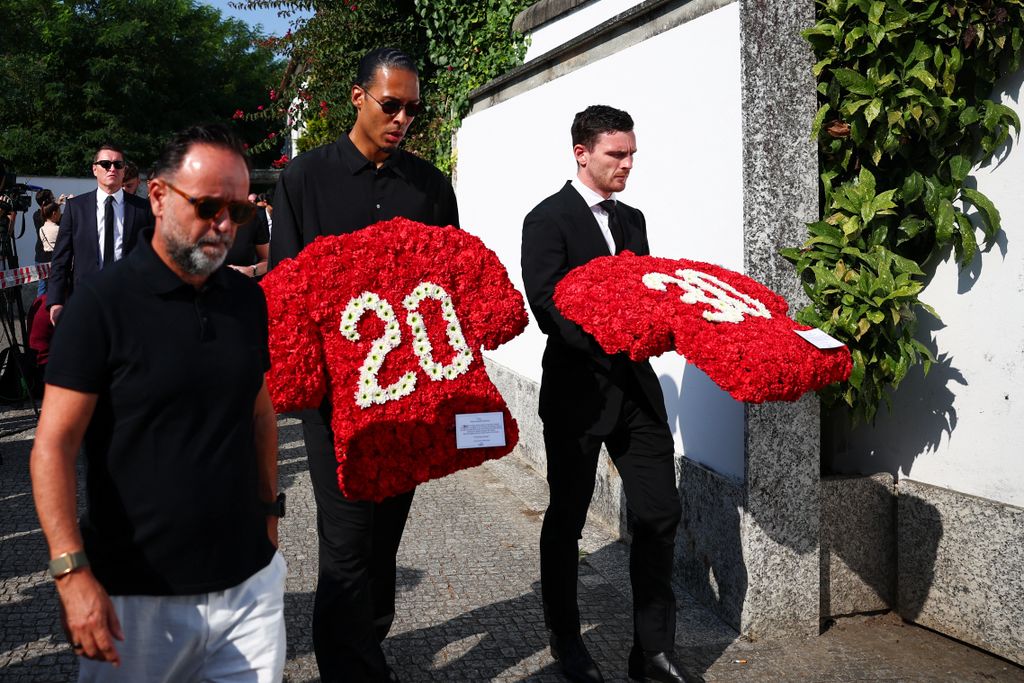 Virgil van Dijk és Andy Robertson is részt vett Diogo Jota és André Silva temetésén