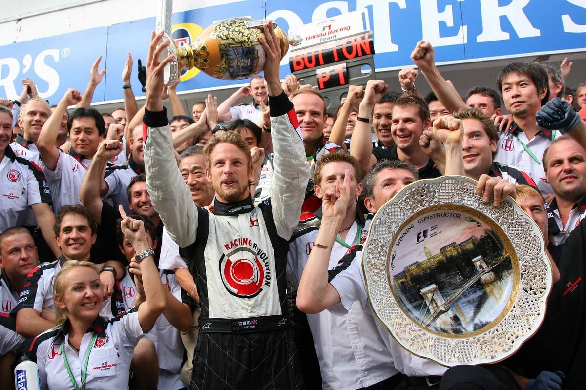 Jenson Button a Hondával a Hungaroringen szerezte meg első győzelmét a Forma 1-ben, az esős versenyen a későbbi brit világbajnok verhetetlen volt
