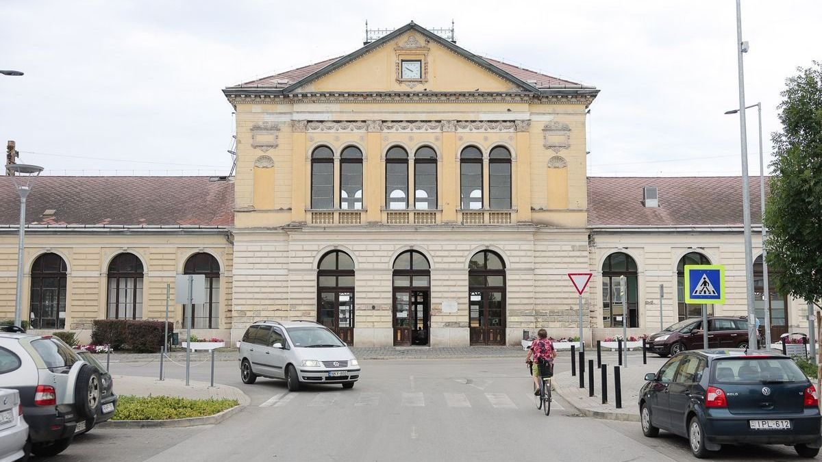 A vasútállomás mosdójában indult meg a koraszülés, csak az egyik baba maradt életben