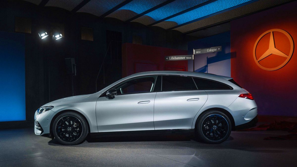 CLA 250+ Shooting Brake mit EQ Technologie:
Energieverbrauch kombiniert: 12,7-15,2 kWh/100 km l CO2-Emissionen kombiniert: 0 g/km | COz-Klasse: A)
Die Angaben sind vorläufig. Es liegen bislang weder bestätigte Werte von einer amtlich anerkannten
Prüforganisation noch eine EG-Typgenehmigung noch
eine Konformitätsbescheinigung mit amtlichen Werten
vor. Abweichungen zwischen den Angaben und den amtlichen Werten sind möglich.
Exterieur: hightechsilber Metallic
Interieur: Ledernachbildung ARTICO zweifarbig schwarz / powerrot
//
CLA 250+ Shooting Brake with EQ Technology: combined energy consumption: 12.7-15.2 kWh/100 km | combined COz emissions: 0 g/km | COz class: A)
The information is provisional. Neither confirmed values from an officially recognised testing organisation nor an EC type approval nor a certificate of conformity with official values are available to date. Deviations between the data and the official values are possible.
Exterieur: high-tech silver metallic
Interieur: ARTICO man-made leather two-tone black / power red