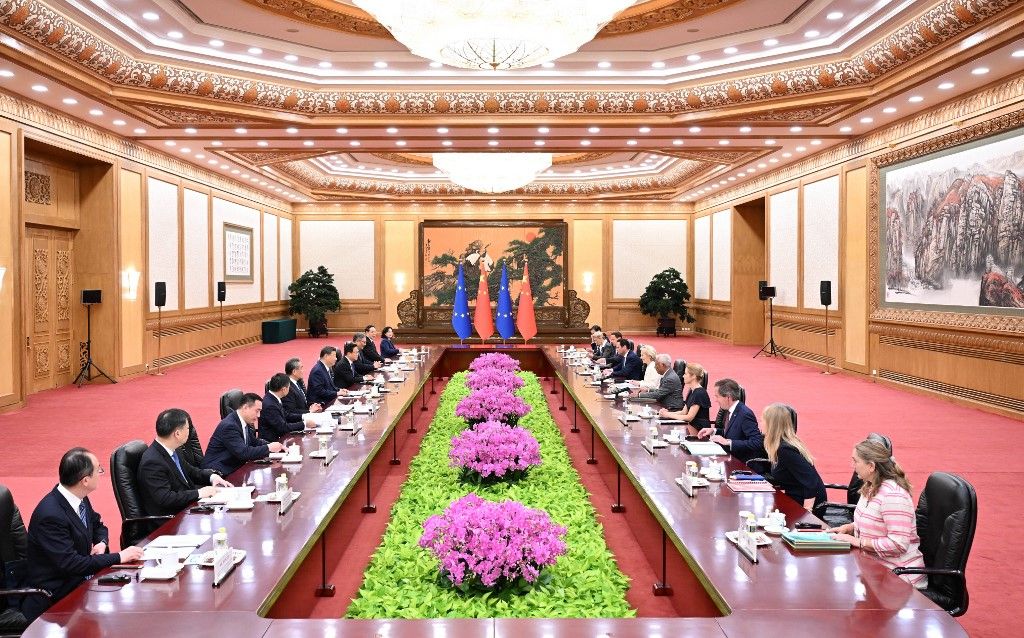 PEKING, 2025. július 24. (Xinhua) – Kína elnöke, Hszi Csin-ping találkozik az Európai Tanács elnökével, Antonio Costával és az Európai Bizottság elnökével, Ursula von der Leyen-nel (Fotó: AFP)