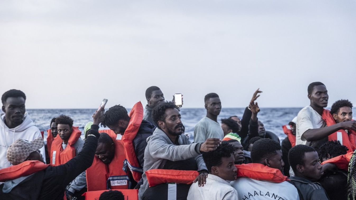 Migránsok tartanak Európa felé (Fotó: AFP)