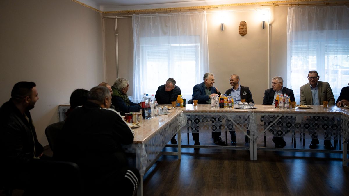 Tarnazsadány, 2025. március 31.
A Miniszterelnöki Sajtóiroda által közreadott képen Orbán Viktor miniszterelnök (j4) és Horváth László, a kábítószer-kereskedelem felszámolásáért felelős kormánybiztos (j5) Tarnazsadányban 2025. március 31-én. A kormányfő a településen egyeztetett a kormánybiztossal, valamint a környező, kábítószerrel súlyosan fertőzött Erk, Tarnaörs, Tarnabod és Heves települések vezetőivel.
MTI/Miniszterelnöki Sajtóiroda/Fischer Zoltán