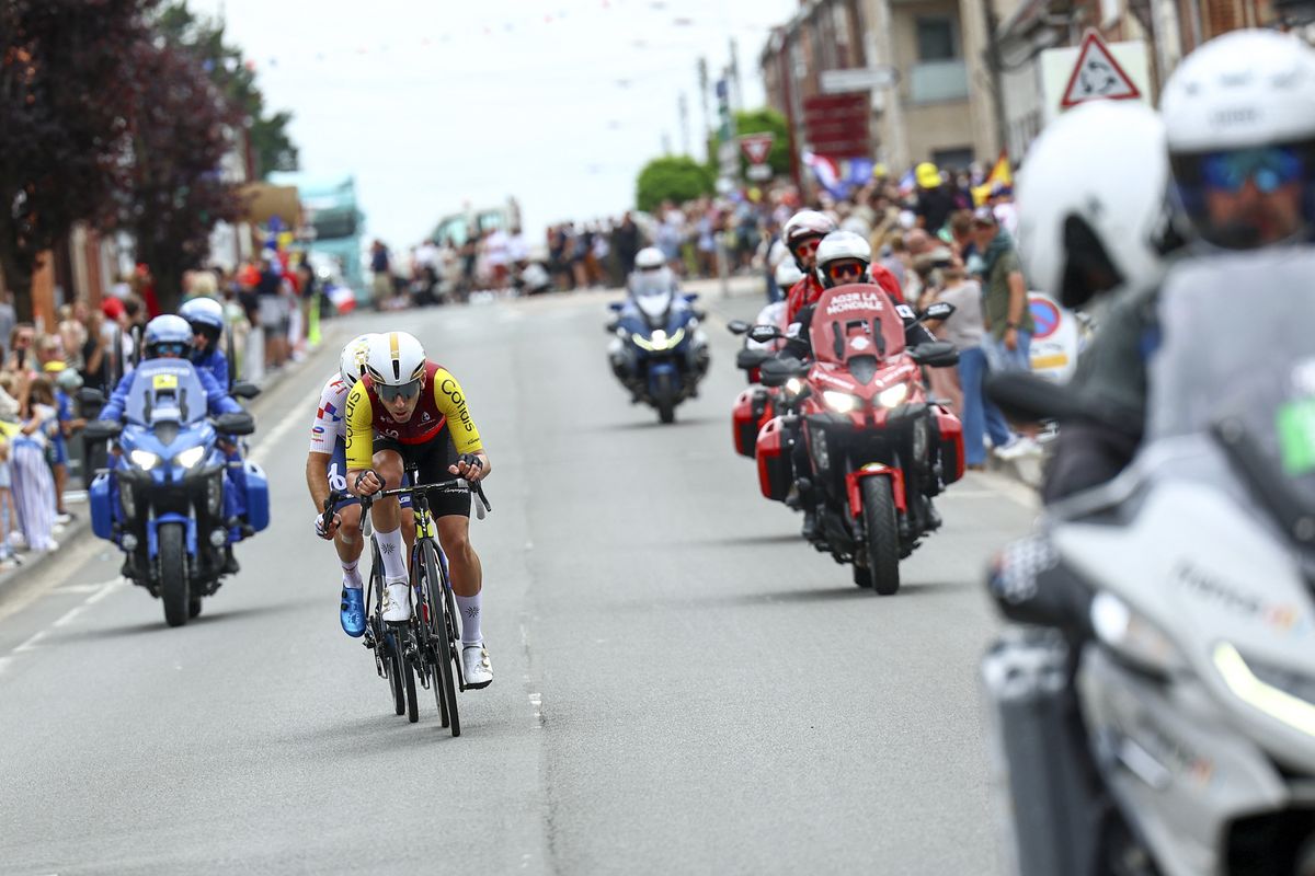 A két francia kerekes, Benjamin Thomas és Matteo Vercher a nagy csatában összeütközött a Tour de France első szakaszán
