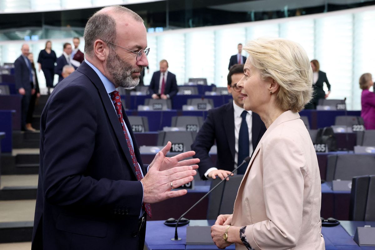 Az Európai Parlament elutasította a Von der Leyen elleni bizalmatlansági indítványt, noha a szavazati arányok gyengülő támogatottságot jeleznek.