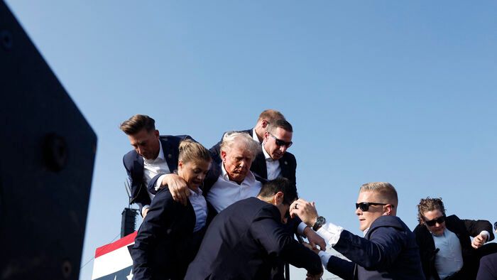 Az egyik golyó súrolta Trump fülét, aki a földre zuhant, miközben a titkosszolgálat ügynökei azonnal közbeléptek