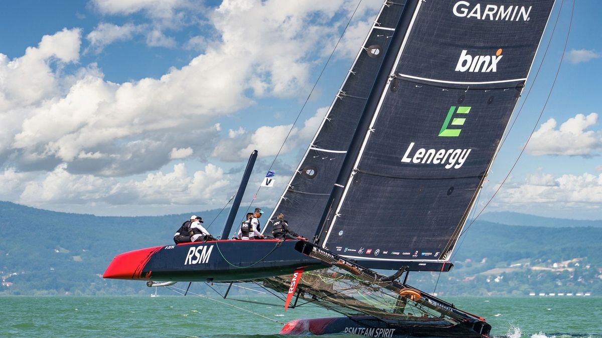 A Sailing Team RSM Hungary katamaránja a kisebb szélmozgás esetén is gyors tud maradni.