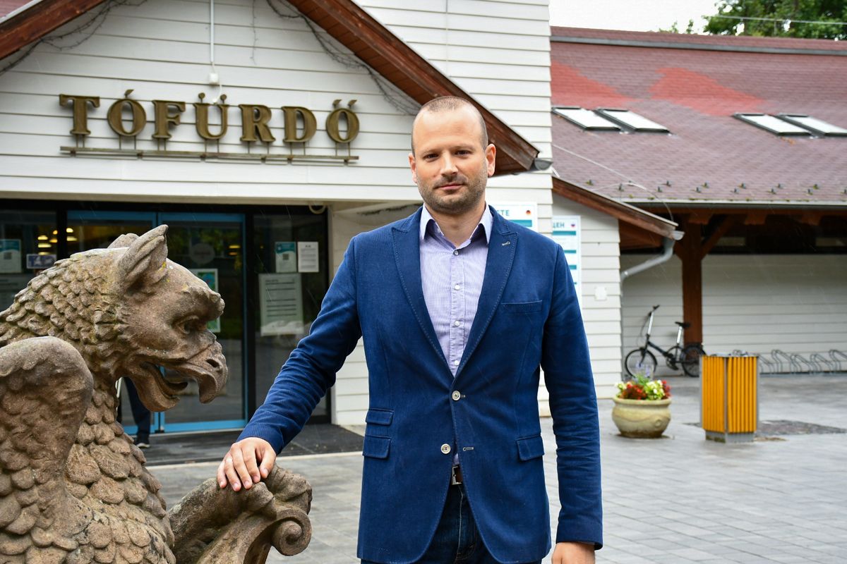 Nagy Bálint, az ÉKM közlekedésért felelős államtitkára, a választókerület országgyűlési képviselője leszögezte: a Hévízi Tófürdő az jelenleg is látogatható és a munkavégzés alatt is az lesz (Fotó: ÉKM)