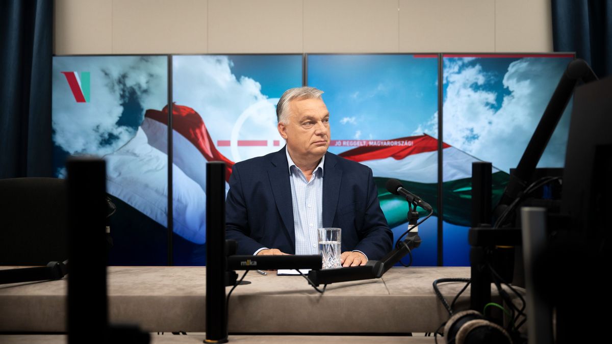 Budapest, 2025. július 4.
A Miniszterelnöki Kommunikációs Főosztály által közreadott képen Orbán Viktor miniszterelnök interjút ad a Jó reggelt, Magyarország! című műsorban a Kossuth rádió stúdiójában 2025. július 4-én.
MTI/Miniszterelnöki Kommunikációs Főosztály/Benko Vivien Cher