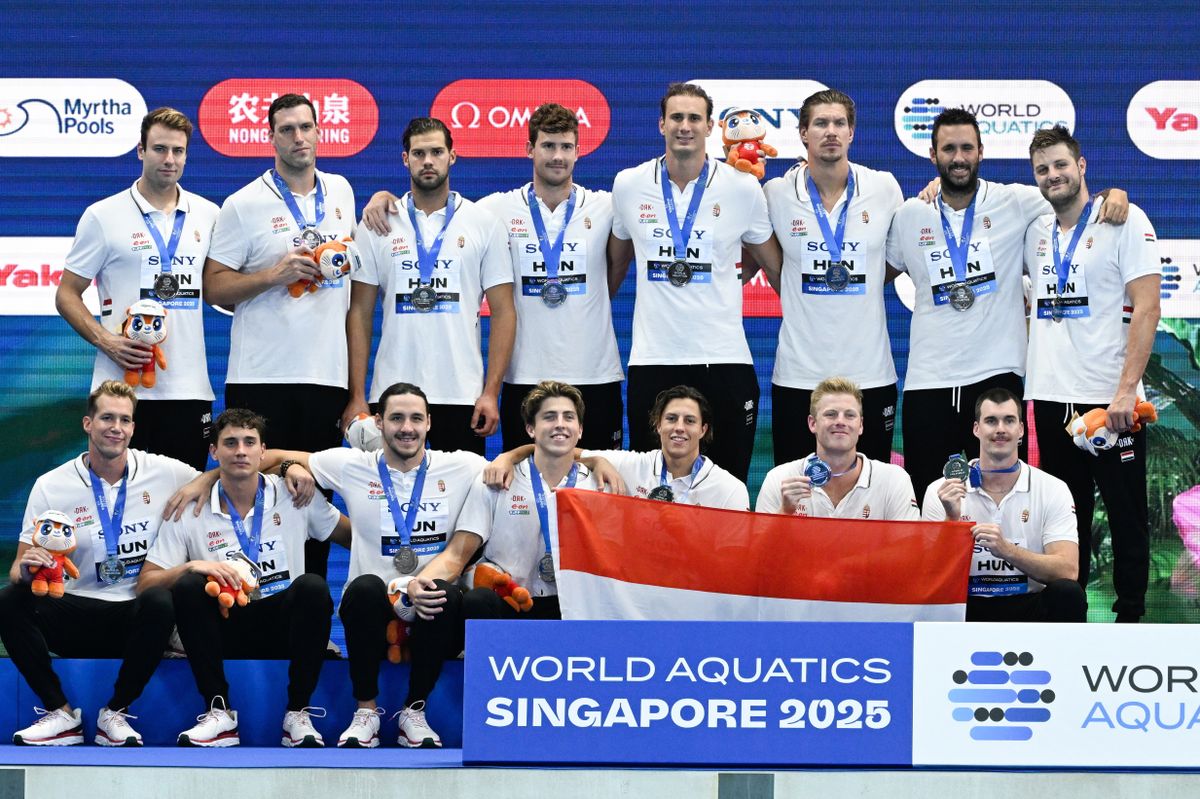 Az ezüstérmes magyar csapat tagjai a férfi vízilabdatorna eredményhirdetésén