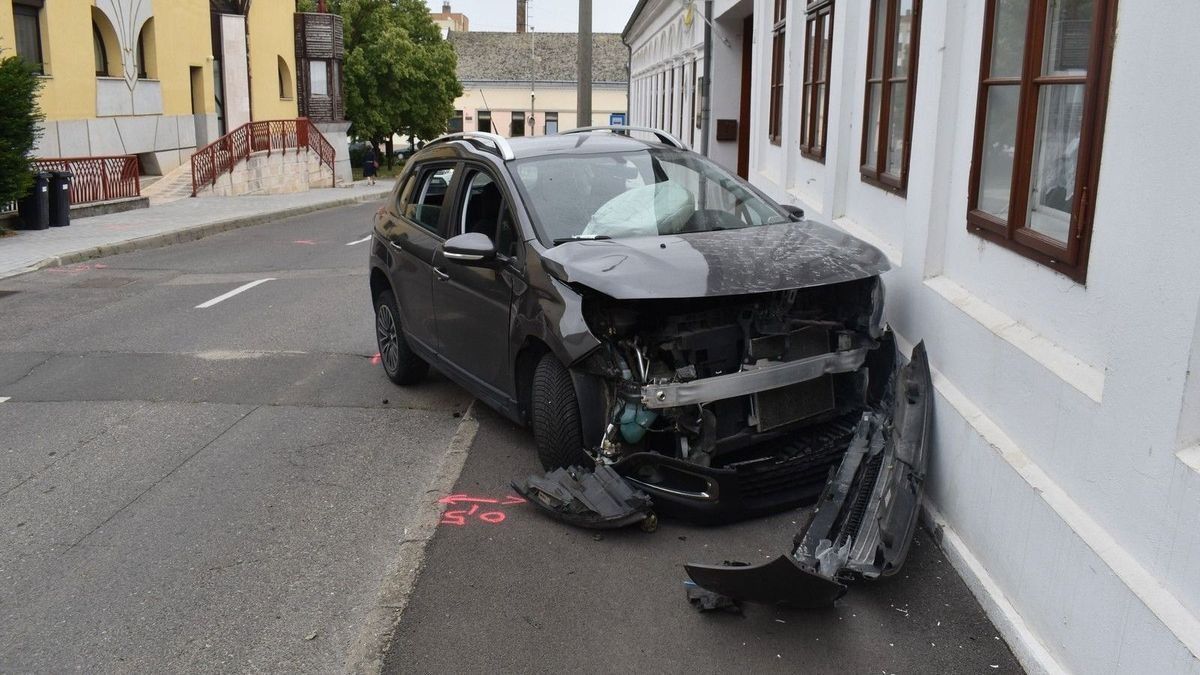 Óvodának hajtott egy autó a Kossuth Lajos utcában