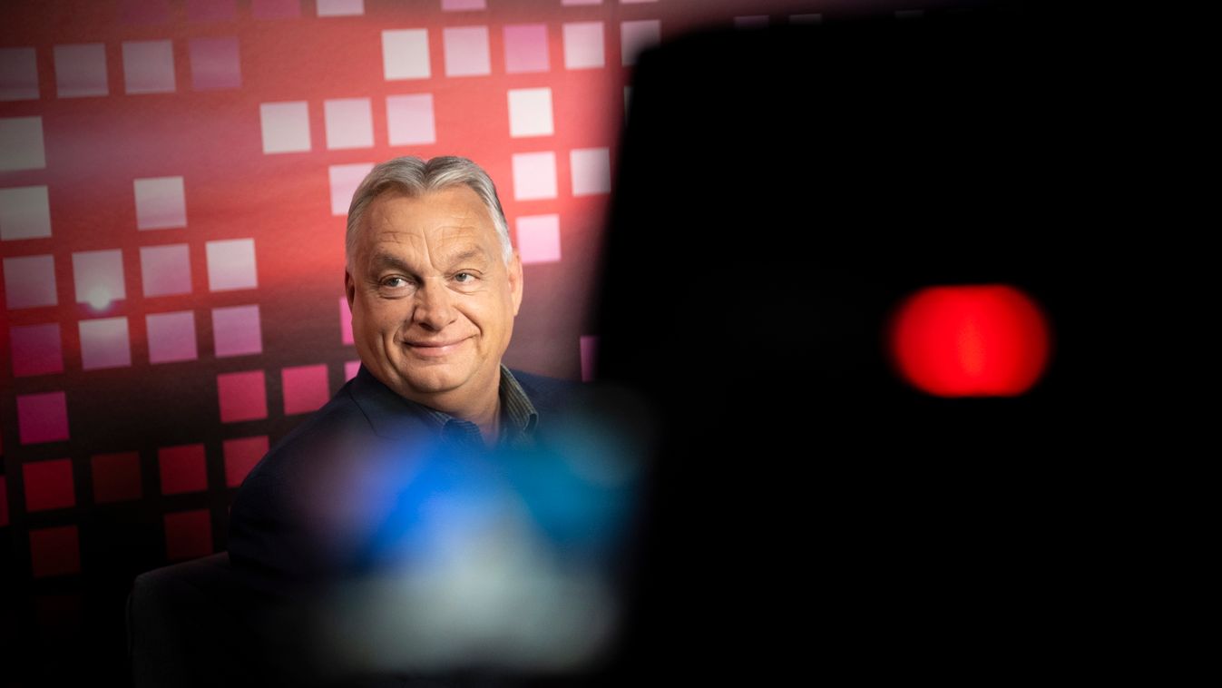 A Miniszterelnöki Kommunikációs Főosztály által közreadott képen Orbán Viktor miniszterelnök a Harcosok órája címmel indult online műsorban, ahol interjút adott Németh Balázs műsorvezetőnek 2025. július 28-án (Fotó: MTI/Miniszterelnöki Kommunikációs Főosz