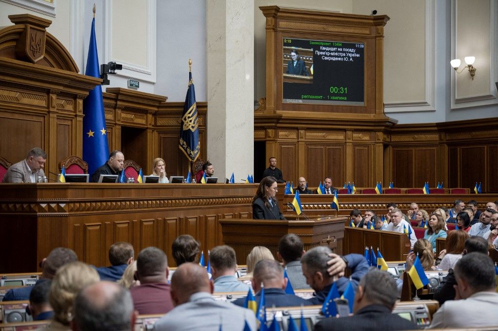 Zelenszkij és az ukrán parlament döntése komoly kérdéseket vet fel az ország demokratikus irányultsága és a korrupcióellenes fellépés jövője kapcsán (Fotó: ANDRII NESTERENKO / AFP)