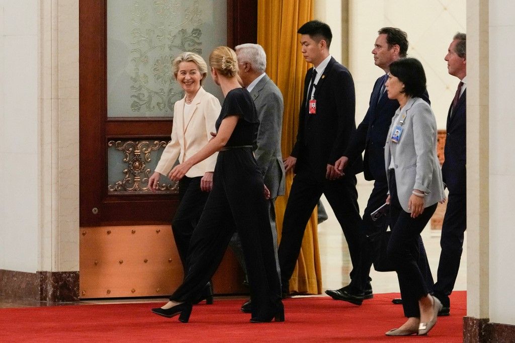 Ursula von der Leyen (B) megalázó fogadtatásban részesült (Fotó: AFP)