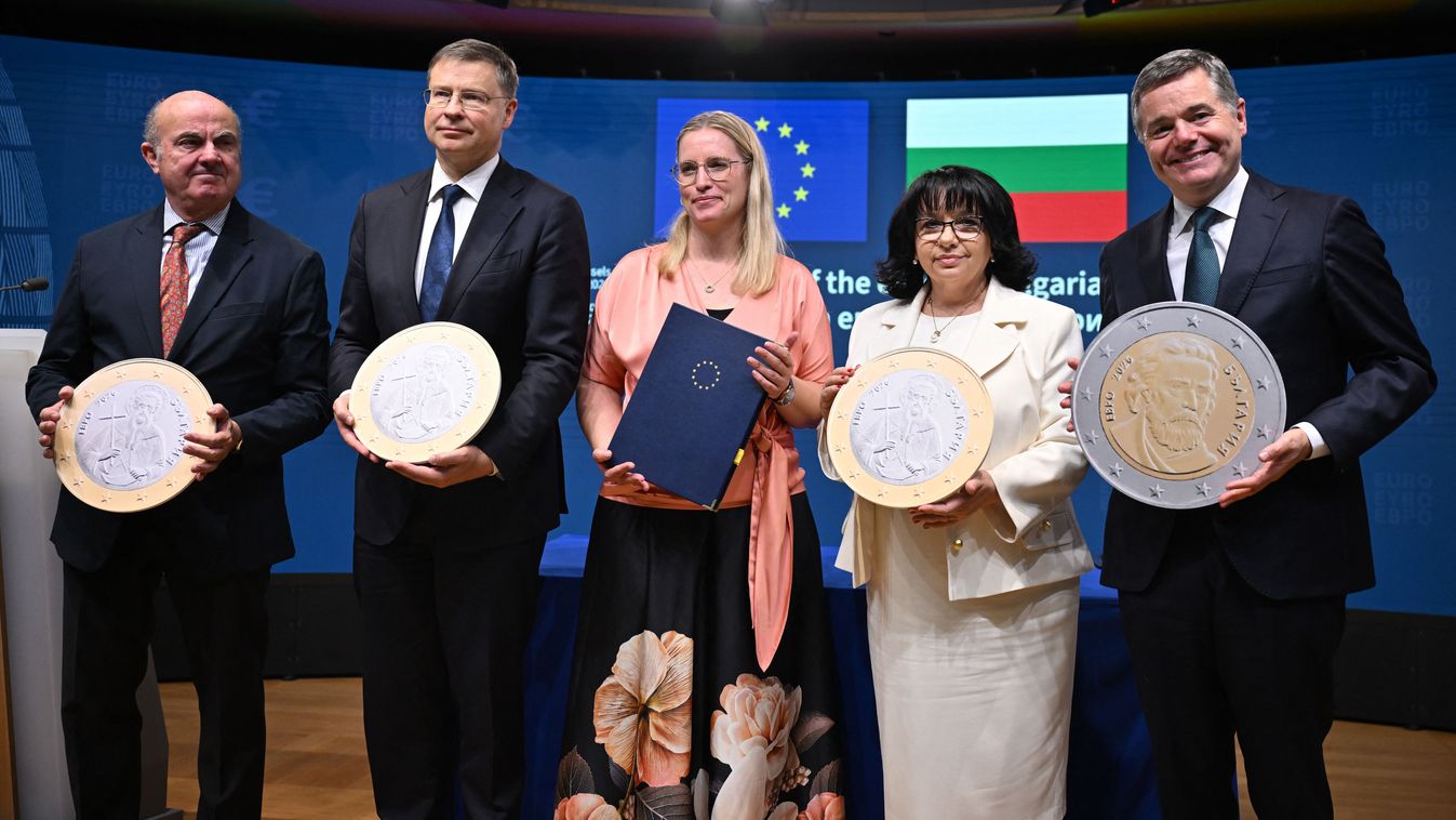 A bolgár eurócsatlakozás végső lépéseit ünneplik Brüsszelben – a résztvevők közös fotón a július 8-i aláírási ceremónián az Európai Tanács épületében.