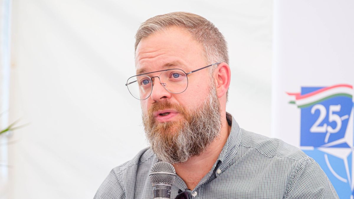 Tusnádfürdő, 2025. július 24.
Orbán Balázs, a miniszterelnök politikai igazgatója a 34. Bálványosi Nyári Szabadegyetem Egy új világ küszöbén című kerekasztal-beszélgetésén az erdélyi Tusnádfürdőn 2025. július 24-én.
MTI/Veres Nándor