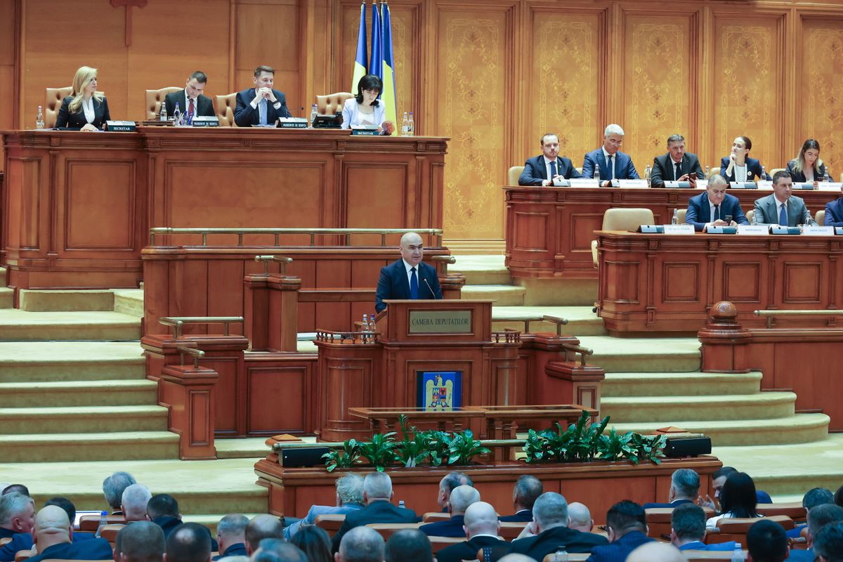 A megszorítások, költségcsökkentő intézkedések országszerte hatalmas tiltakozási hullámot gerjesztettek, ugyanis a román kormány parlamenti vita nélkül csökkentette a bérpótlékokat, megemelte az adót és az osztalékadót valamint a nyugdíjasoktól is több pénzt vont el