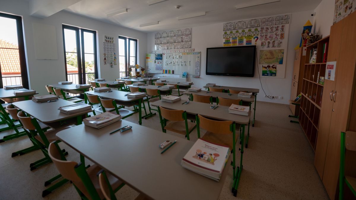 Marosvásárhely, 2024. szeptember 9.
Tanterem a Marosvásárhelyi Református Kollégium és Bolyai Farkas Elméleti Líceum közös új épületének az átadási ünnepsége és tanévnyitója napján Marosvásárhelyen 2024. szeptember 9-én. A zsidó hitközség egykori iskolájának helyén a magyar kormány támogatásával épült belvárosi ingatlan két magyar iskola tíz elemi osztályának, mintegy 250 diáknak ad otthont.
MTI/Kiss Gábor