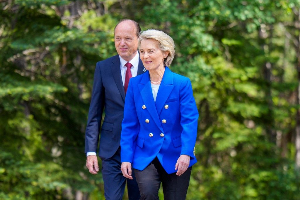 European Commission President Ursula von der Leyen (R) and her husband Heiko arrive at the Group of Seven (G7) Summit at the Pomeroy Kananaskis Mountain Lodge in Kananaskis, Alberta, Canada on June 16, 2025. (Photo by Michael Kappeler / POOL / AFP)