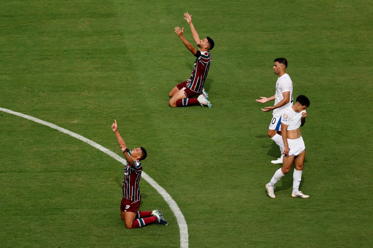 Thiago Silva (balra) hálát ad a klubvilágbajnokságon megnyert negyeddöntő után