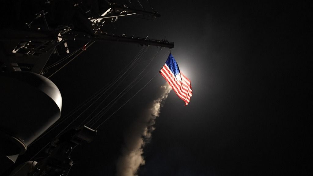 Az USS Porter irányított rakétákkal felszerelt romboló Tomahawk szárazföldi támadó rakétát lőtt ki