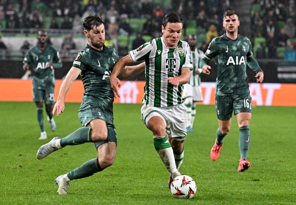 Tottenham Hotspur's Welsh defender #33 Ben Davies (L) and Ferencváros' Danish defender #03 Stefan Gartenmann (C) vie for the ball during the UEFA Europa League football match between Ferencvarosi TC and Tottenham Hotspur in Budapest on October 3, 2024. (Photo by Attila KISBENEDEK / AFP)