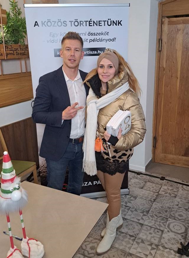 Magyar Péter a pornós emberével pózol. Fotó: Ripost