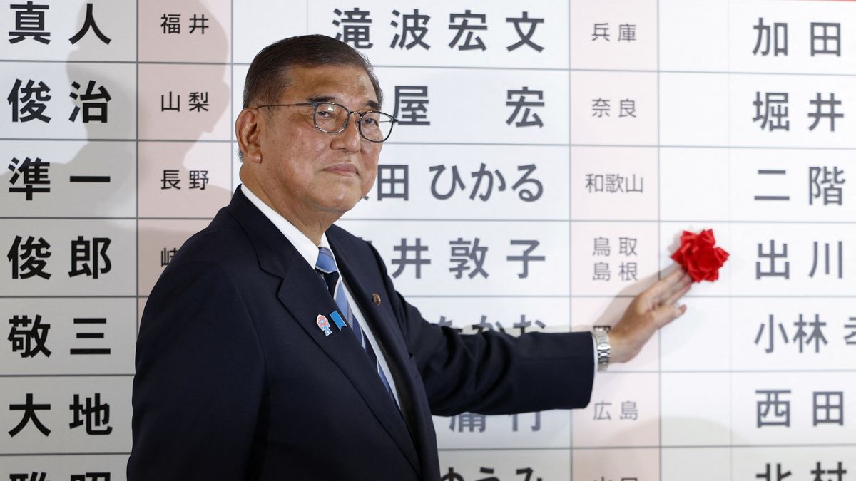Posztján kíván maradni a japán kormányfő a vártnál gyengébb választási eredmény ellenére